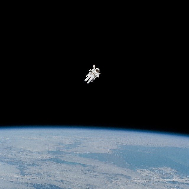 केसलर सिंड्रोम क्या है? (What is Kessler syndrome?) 5 astronaut 1209364 640